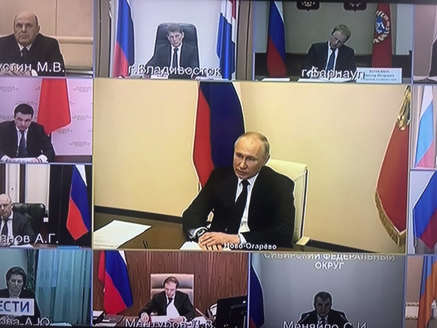 Путин призвал регионы РФ нарастить мощности медучреждений